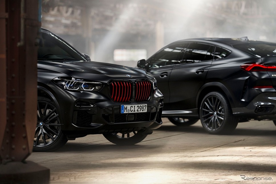 BMW X5 エディションブラックバーミリオン（左）とX6 エディションブラックバーミリオン（右）《写真提供 ビー・エム・ダブリュー》