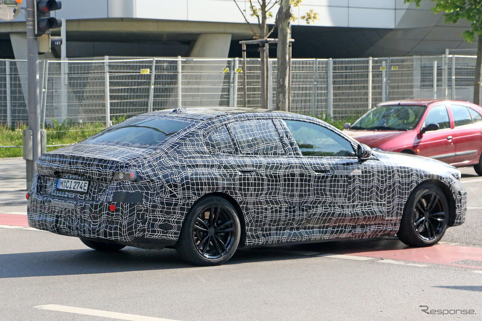 BMW i5 プロトタイプ(スクープ写真)《APOLLO NEWS SERVICE》
