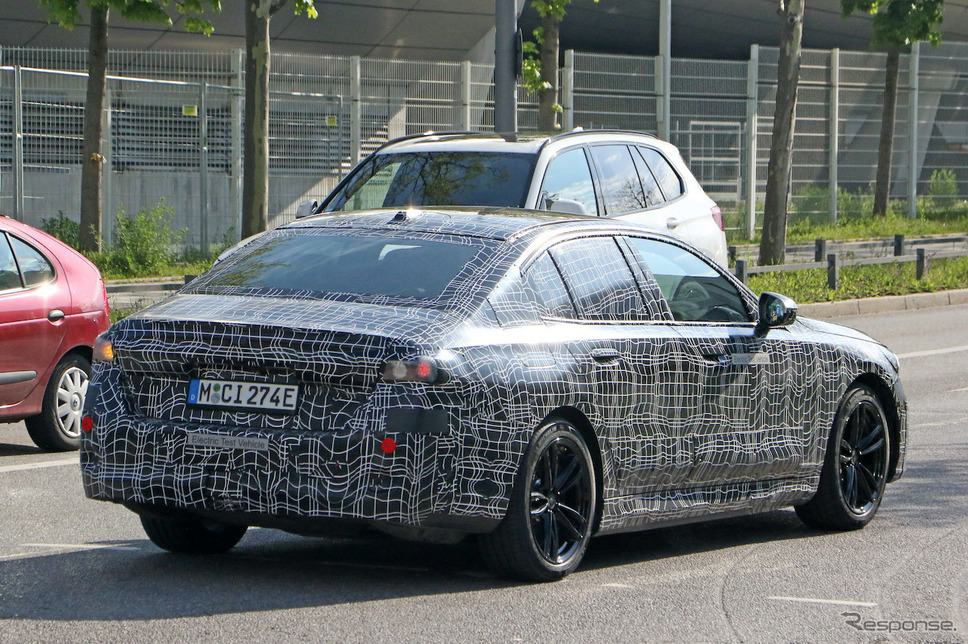 BMW i5 プロトタイプ(スクープ写真)《APOLLO NEWS SERVICE》