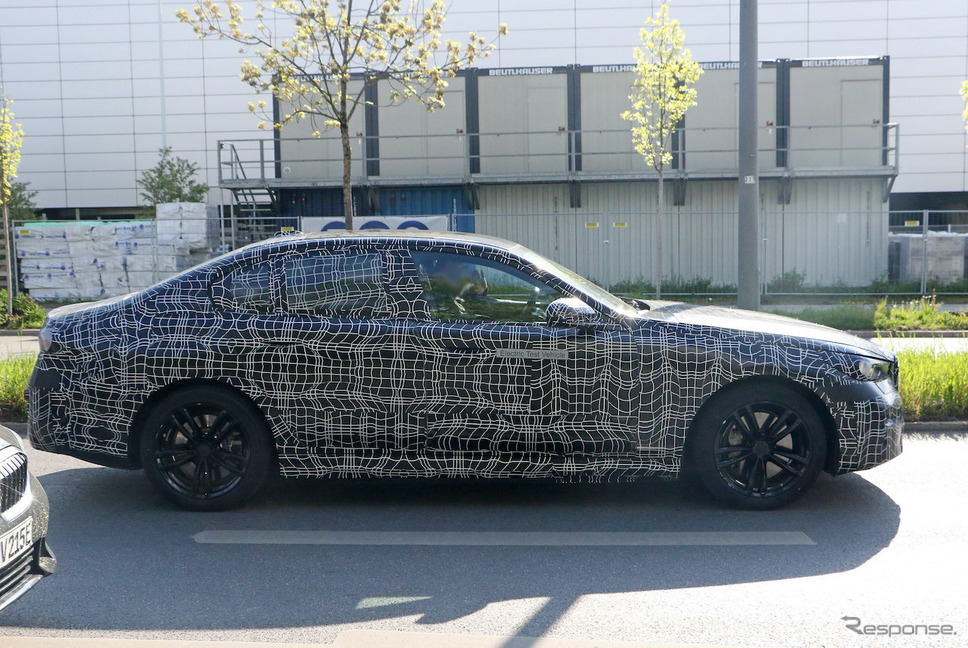 BMW i5 プロトタイプ(スクープ写真)《APOLLO NEWS SERVICE》
