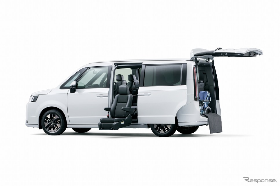 ホンダ ステップワゴン e:HEV スパーダ サイドリフトアップシート車《写真提供 本田技研工業》