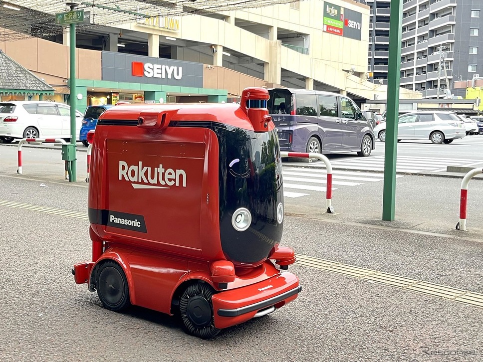 「西友つくば竹園店」を出発するUGV《写真提供 パナソニックホールディングス》