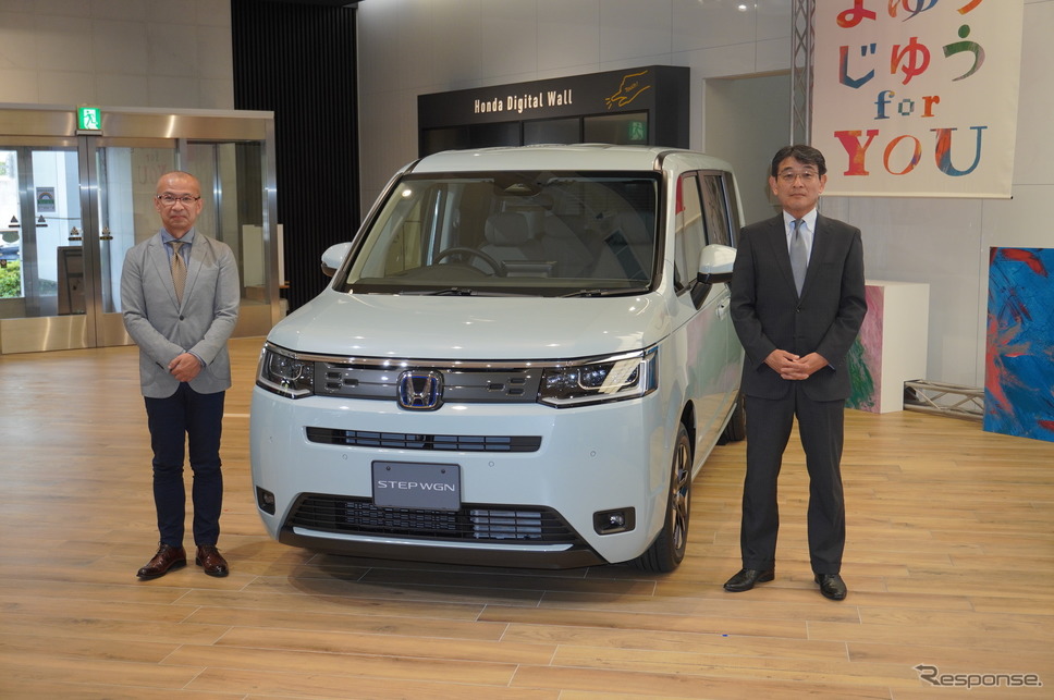 ホンダ・ステップワゴン新型と日本本部長の安部典明執行役常務(右)、左は開発責任者の蟻坂篤史氏《写真撮影 山田清志》