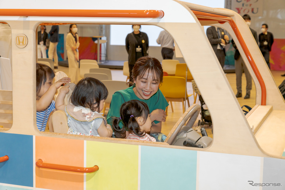子供大好きな鈴木あきえさんらしく、イベント終了後にも関わらず、乗り込んでいた一般のお客様の子供たちと楽しそうに遊んでいた。《写真撮影 関口敬文》