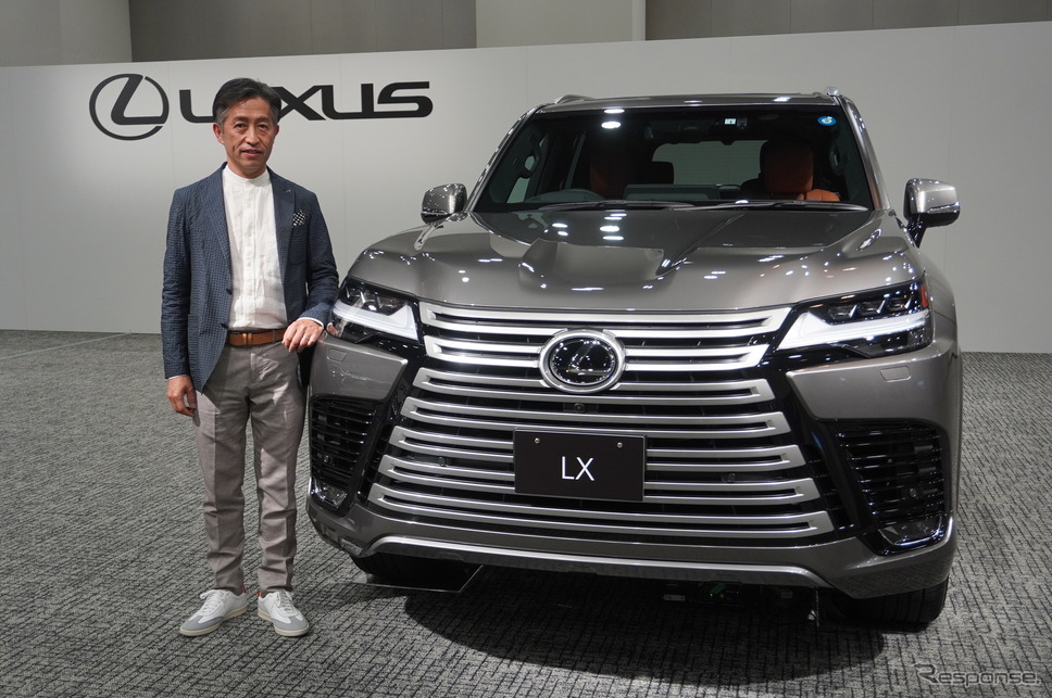 レクサス『LX』と、レクサスインターナショナル レクサスデザイン部長の須賀厚一氏《写真撮影 宮崎壮人》