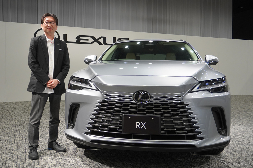 レクサス『RX』とレクサスインターナショナル レクサスデザインPCD(プロジェクトチーフデザイナー)の草刈穣太氏《写真撮影 宮崎壮人》