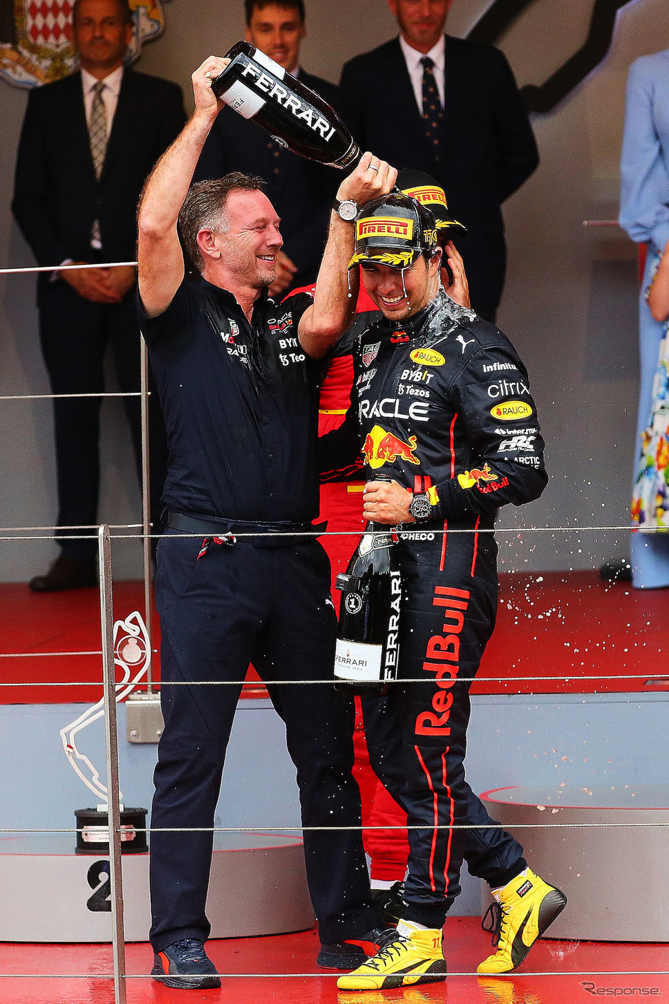 モナコの表彰式。勝ったペレスをレッドブルのチーム代表であるクリスチャン・ホーナーが祝福。《Photo by Red Bull》
