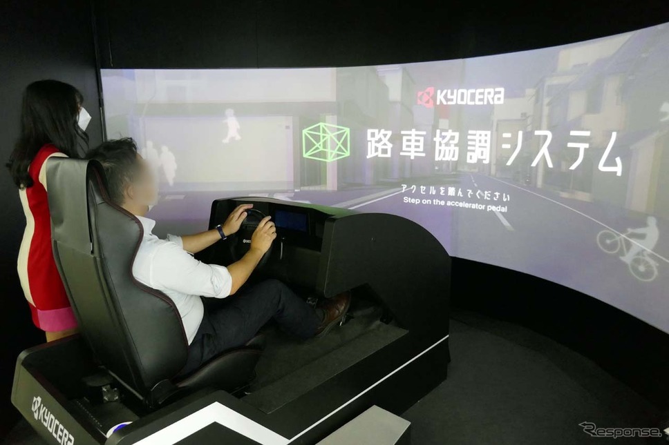 京セラが「人とくるまのテクノロジー展2022」に出展した路車協調のシミュレーター《写真撮影 会田肇》