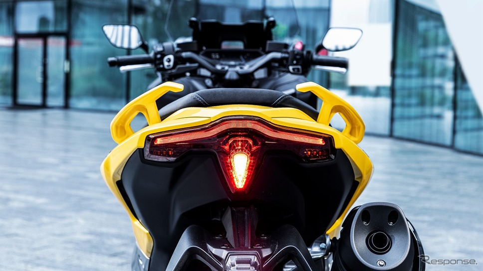 ヤマハ TMAX560 ABS（イエロー）《写真提供 ヤマハ発動機》