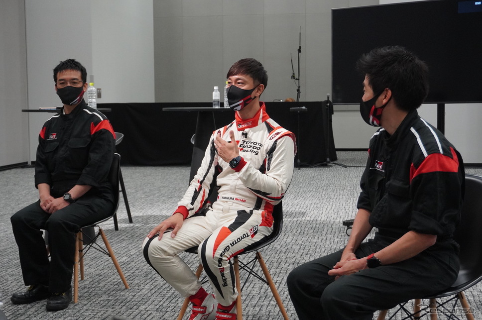 GRカローラについて語るレーシングドライバー、石浦宏明さん(中央)《写真撮影 宮崎壮人》