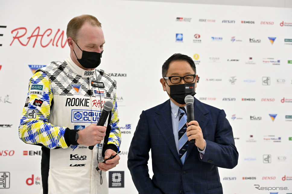 ラトバラ選手兼代表(向かって左)とモリゾウこと豊田社長《写真撮影 雪岡直樹》