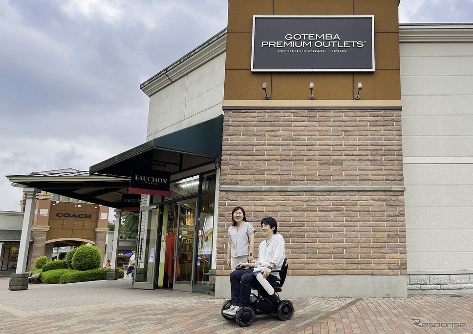 御殿場プレミアムアウトレットで近距離モビリティWHILLのシェアリングサービス実証実験を開始《写真提供 WHILL》