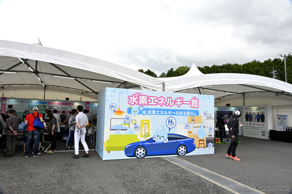 ポータブル水素カートリッジのプロトタイプの展示《撮影 雪岡直樹》