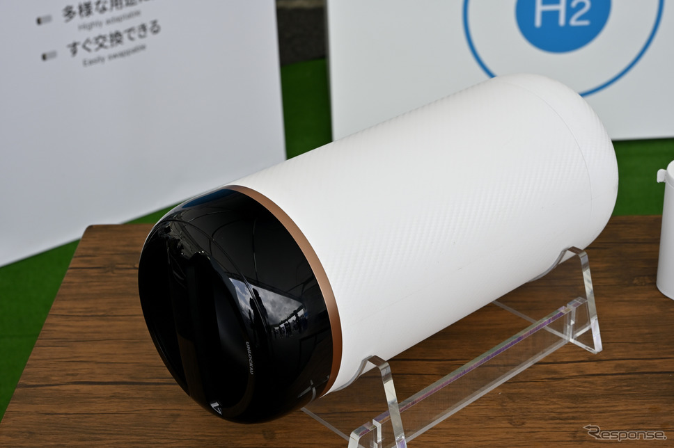 ポータブル水素カートリッジのプロトタイプの展示《撮影 雪岡直樹》
