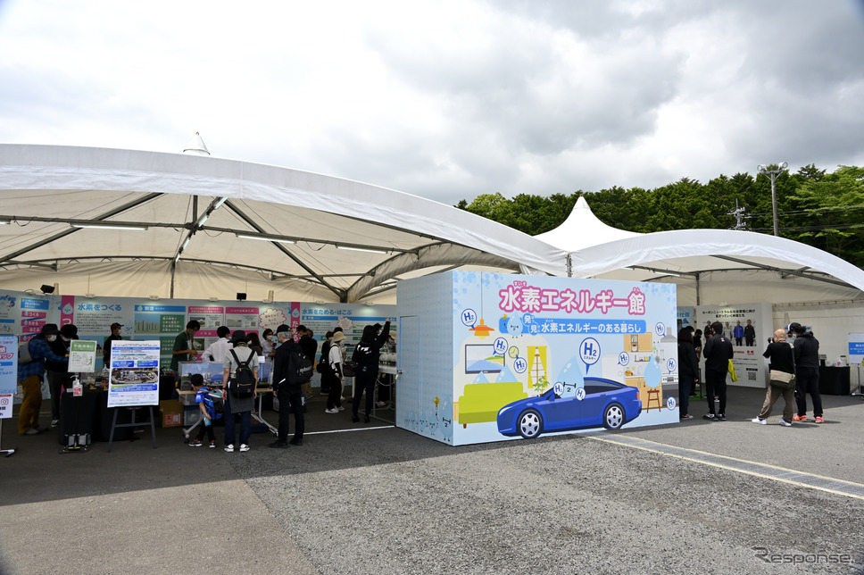 ポータブル水素カートリッジのプロトタイプの展示《撮影 雪岡直樹》