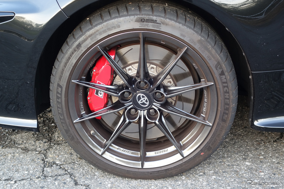 タイヤは225/40ZR18サイズのミシュラン「パイロットスポーツ4」。耐荷重性の高いXL規格。《写真撮影 井元康一郎》