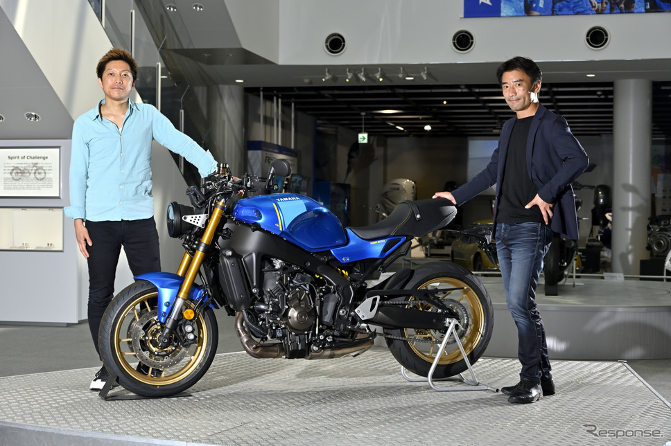 ヤマハ XSR900と、デザインに携わったヤマハ発動機 安田将啓氏（左）、GKダイナミックス 木下省吾氏（右）《写真撮影 雪岡直樹》