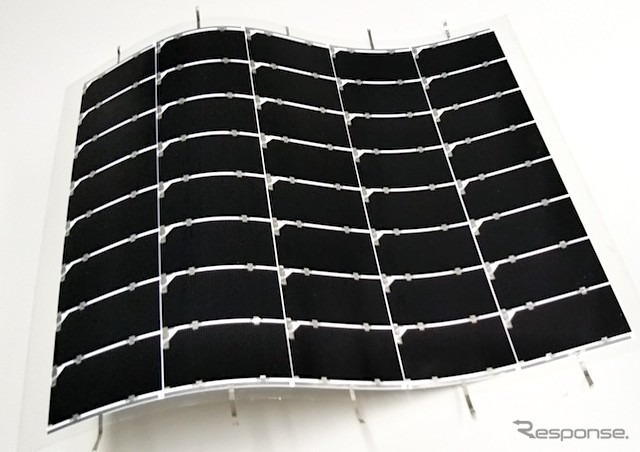 世界最高となる変換効率32.65％を達成した太陽電池モジュール《写真提供 シャープ》