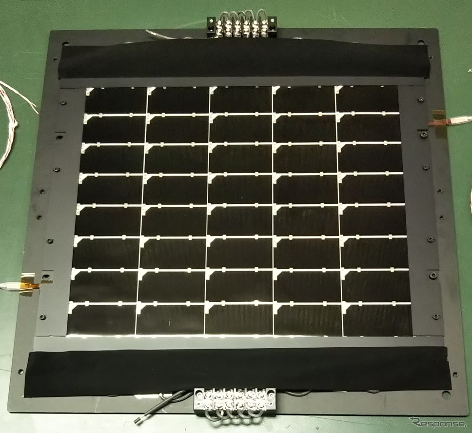 電気特性測定のために枠に固定され平坦化された太陽電池モジュール《写真提供 シャープ》