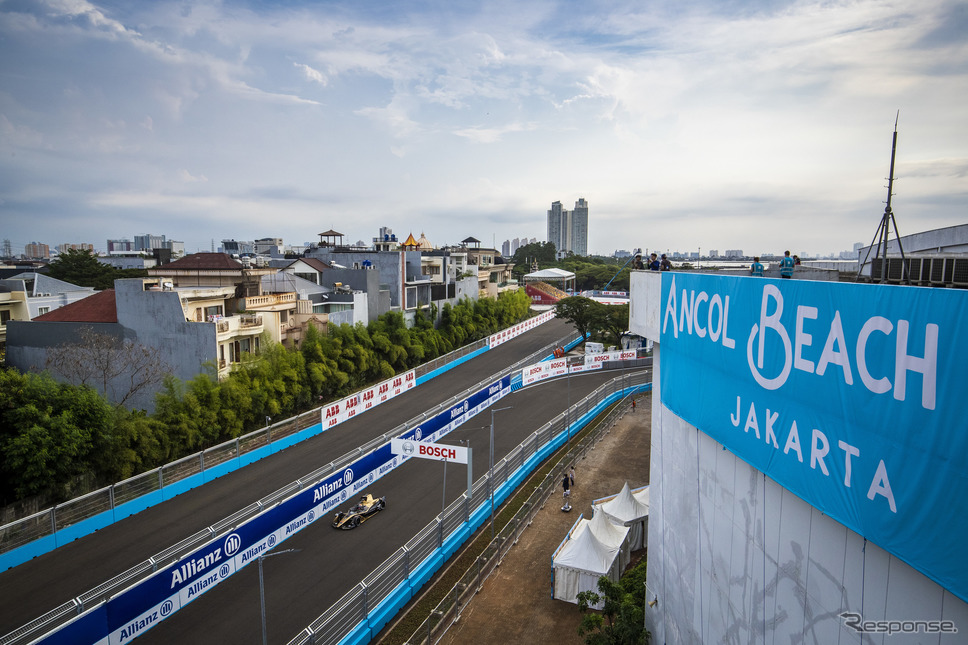 ジャカルタではビーチ沿いにサーキットが設けられたFormula E