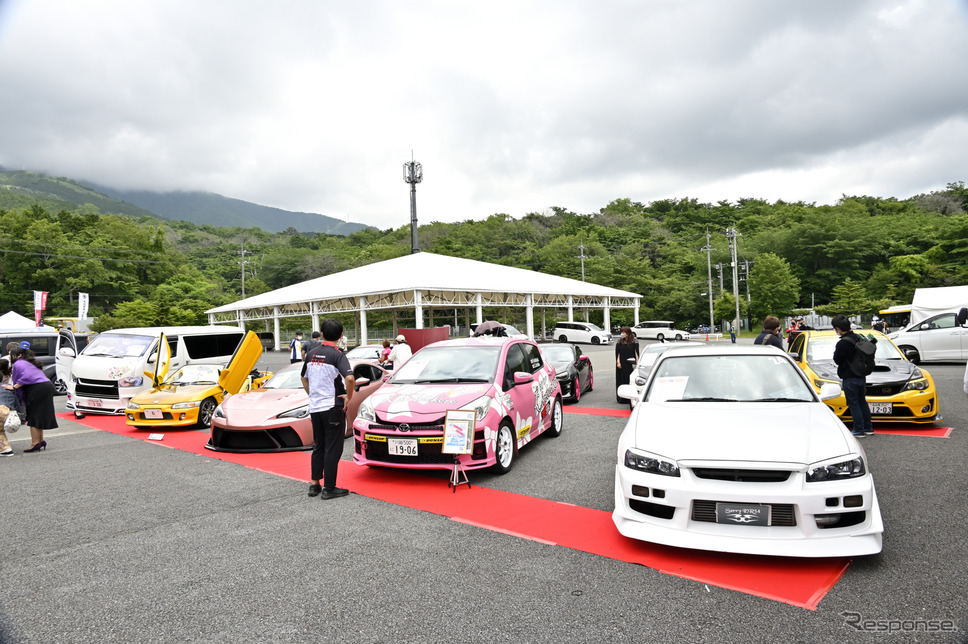 GIRLS CAR COLLECTIONコンテストの様子《写真撮影 雪岡直樹》