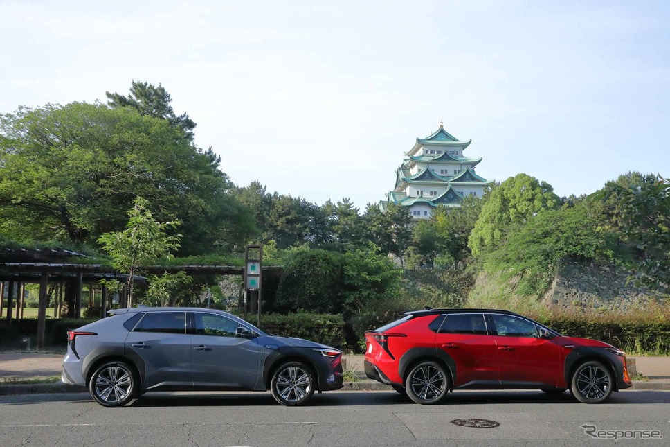 スバル ソルテラ（左）とトヨタ bZ4X（右）。後ろに見えるのは名古屋城《写真提供 トヨタ自動車、スバル》