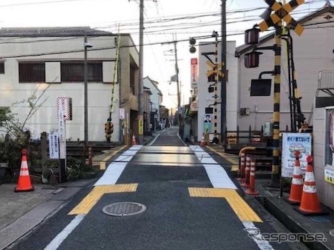 改定したガイドライン:奈良県大和郡山市の事例(歩車分離されていない道路での誘導用ブロック等の設置事例)《写真提供 国交省》