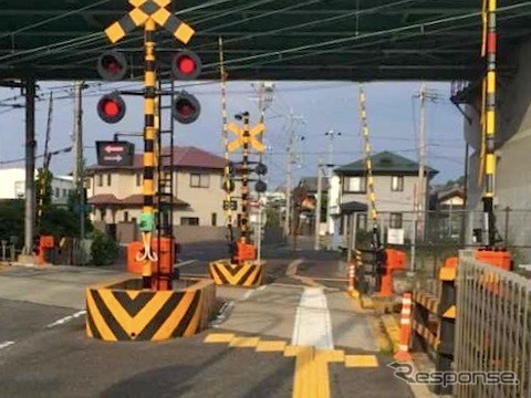 従来のガイドライン:(踏切手前への視覚障害者誘導用ブロック、踏切内への誘導表示を設置した事例)《写真提供 国交省》