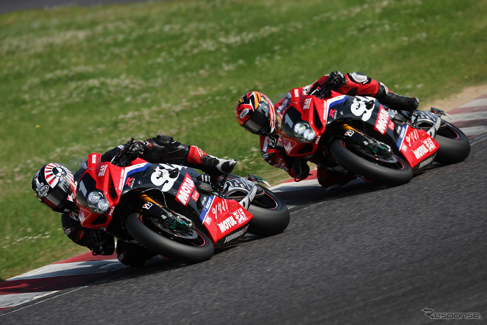 3番手タイムのYoshimura SERT Motulは2台のマシンでランデブー走行を披露《撮影 竹内英士》
