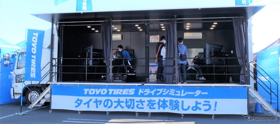ドライブシミュレーターを活用した2021年のタイヤ安全啓発活動の様子《写真提供 TOYO TIRE》