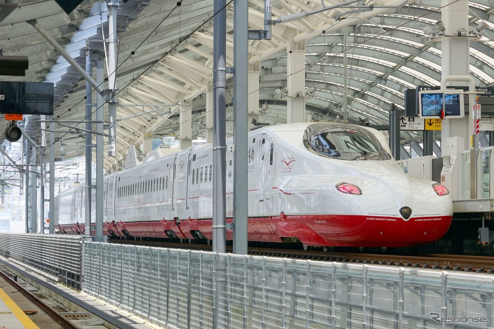 西九州新幹線の終点・長崎駅と『かもめ』用N700S。6月20日からは営業運行へ向けた訓練運転が始まる。《写真提供 写真AC》