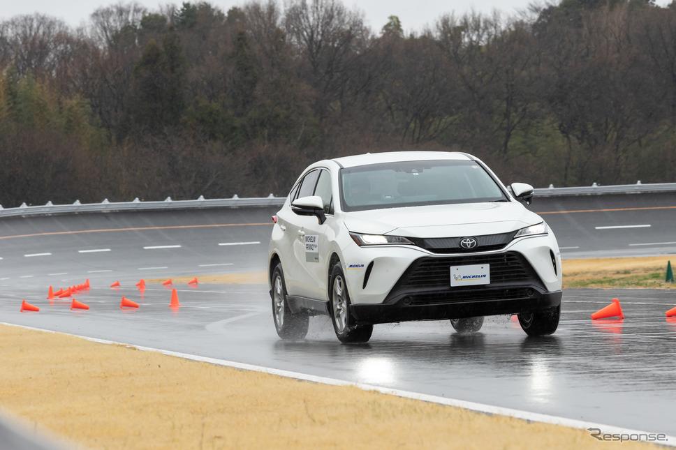 トヨタ ハリアーに装着したミシュラン プライマシーSUV+でウェット性能を試す《写真撮影 山本佳吾》