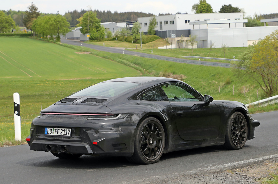 ポルシェ 911 クーペ&カブリオレ 改良新型プロトタイプ(スクープ写真)《APOLLO NEWS SERVICE》