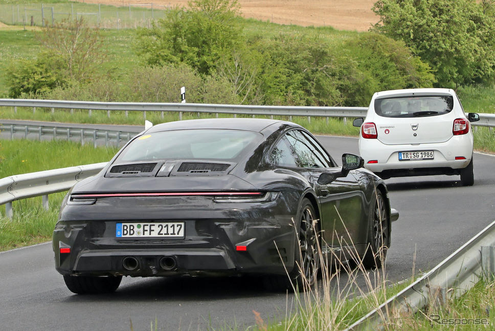 ポルシェ 911 クーペ&カブリオレ 改良新型プロトタイプ(スクープ写真)《APOLLO NEWS SERVICE》