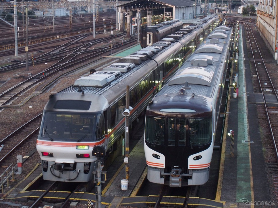 キハ85系と並ぶHC85系(右)。基本編成は4両だが、量産車からはD100番台の付属2両編成が登場している。《写真提供 写真AC》