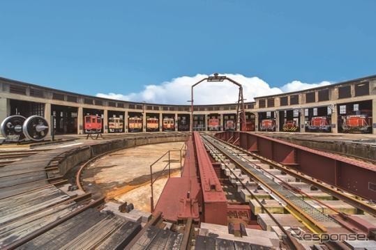 『SAKU美SAKU楽』の回転実演が行なわれる津山まなびの鉄道館のターンテーブル。背後は旧津山扇形機関車庫。《写真提供 西日本旅客鉄道》