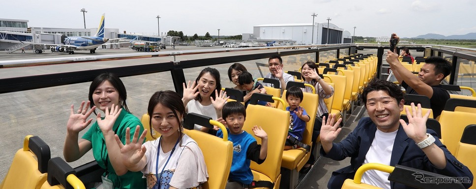 2階建てのオープントップバス「SKY BUS」で富士山静岡空港の制限エリア内を走行《写真提供 大井川鐵道》