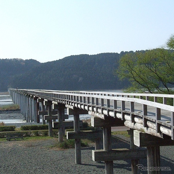 世界一の長さを誇る木造歩道橋「蓬莱橋」《写真提供 大井川鐵道》