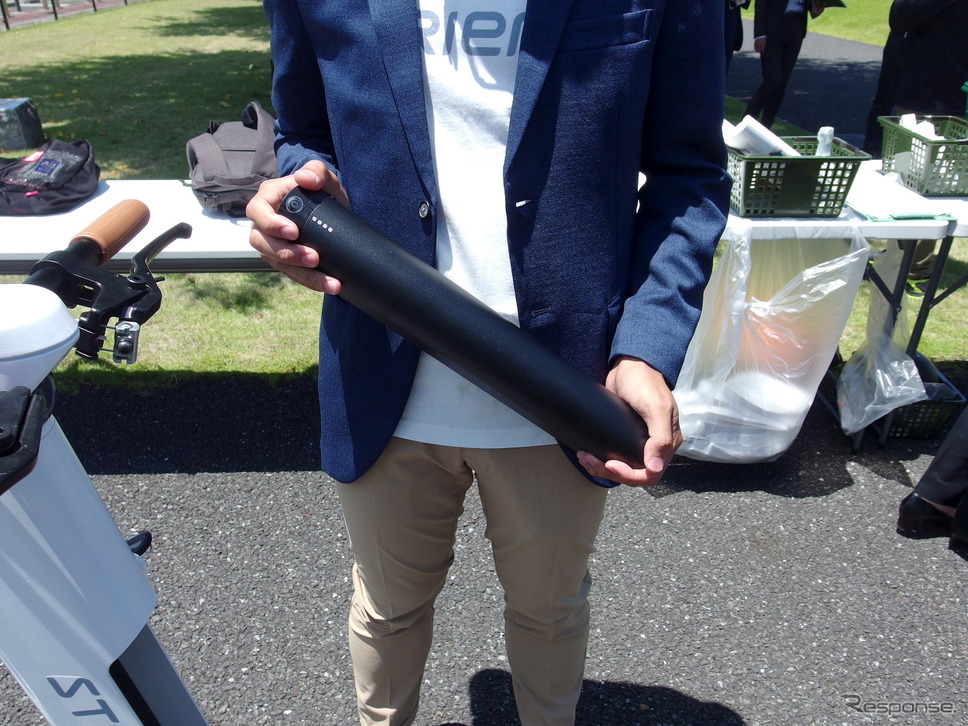 ストリーモ(プロトタイプ)。バッテリーは電動アシスト自転車用のリチウムイオン。アダプターを介して家庭用電源で充電できる。《写真撮影 高木啓》