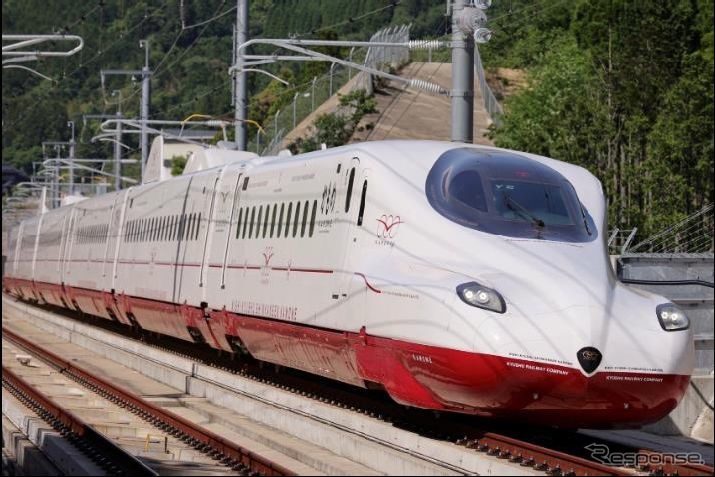 開業直前まで日中を中心に訓練運転が続く西九州新幹線『かもめ』用N700S。訓練運転が始まる明け方には線路の点検を行なう車両も走行する。《写真提供 九州旅客鉄道》