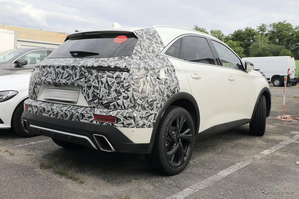 DS 7 クロスバック 改良新型プロトタイプ(スクープ写真)《APOLLO NEWS SERVICE》