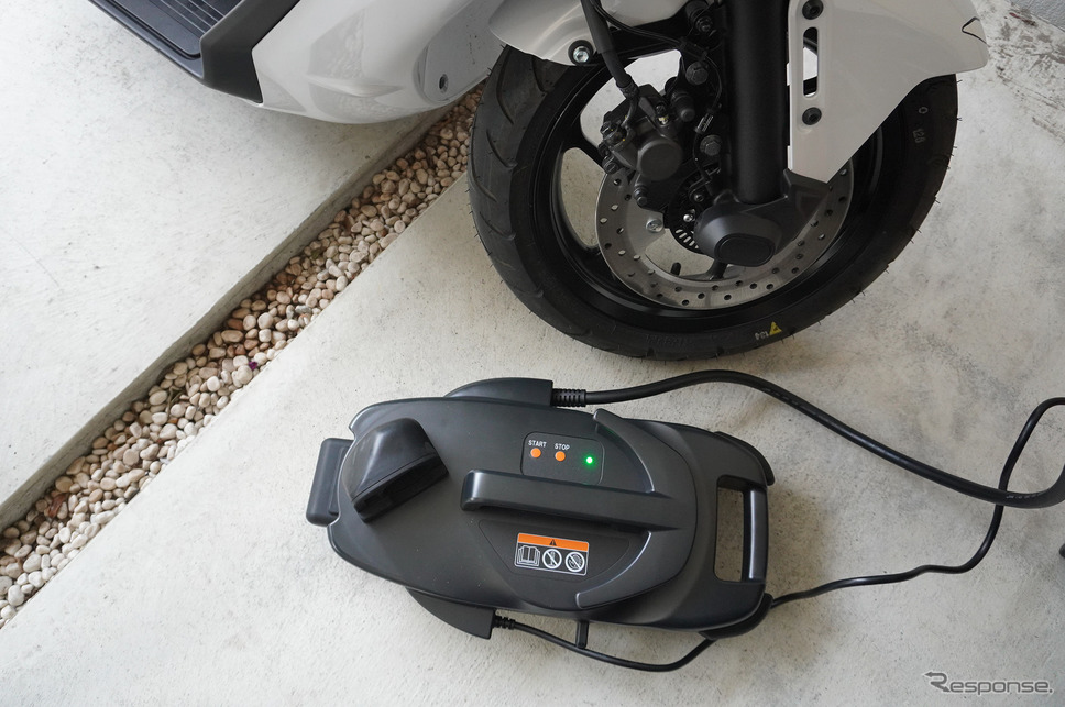 ポータブルタイプの充電器。100Vコンセントで使用可能。《写真撮影 宮崎壮人》