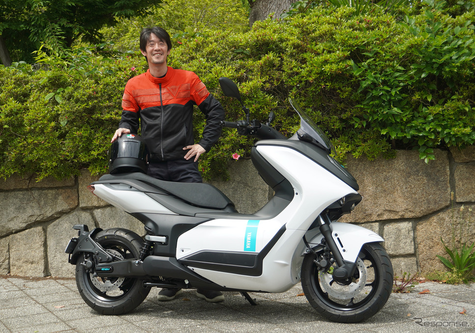 ヤマハのEVスクーター『E01』と伊丹孝裕氏《写真撮影 宮崎壮人》