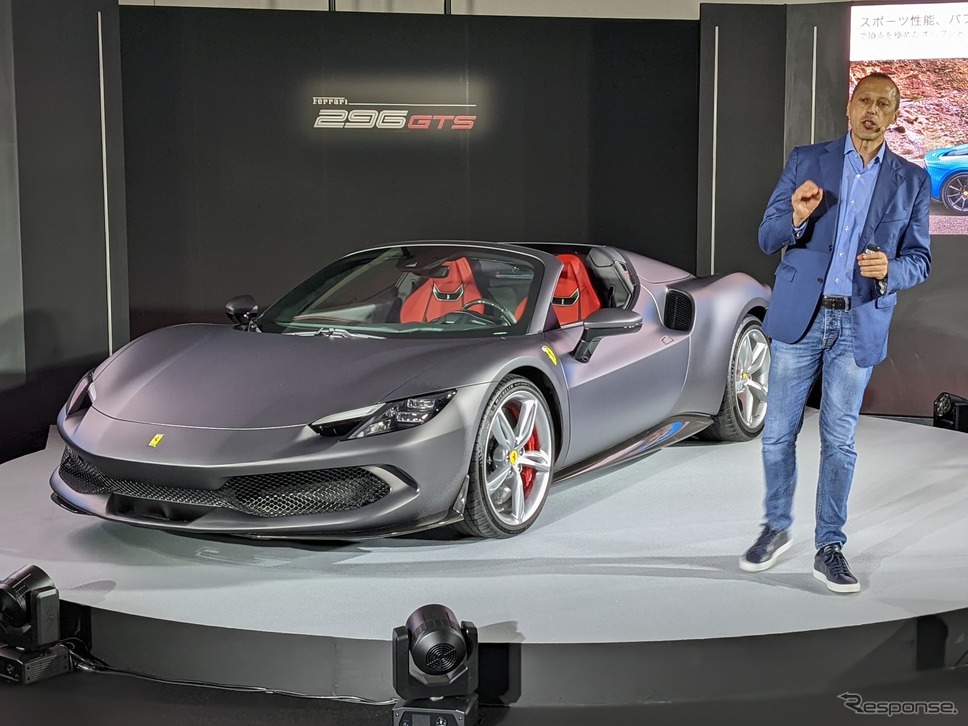 フェラーリ296 GTSについて解説するフェデリコ・パストレッリ社長《写真撮影 家本浩太》