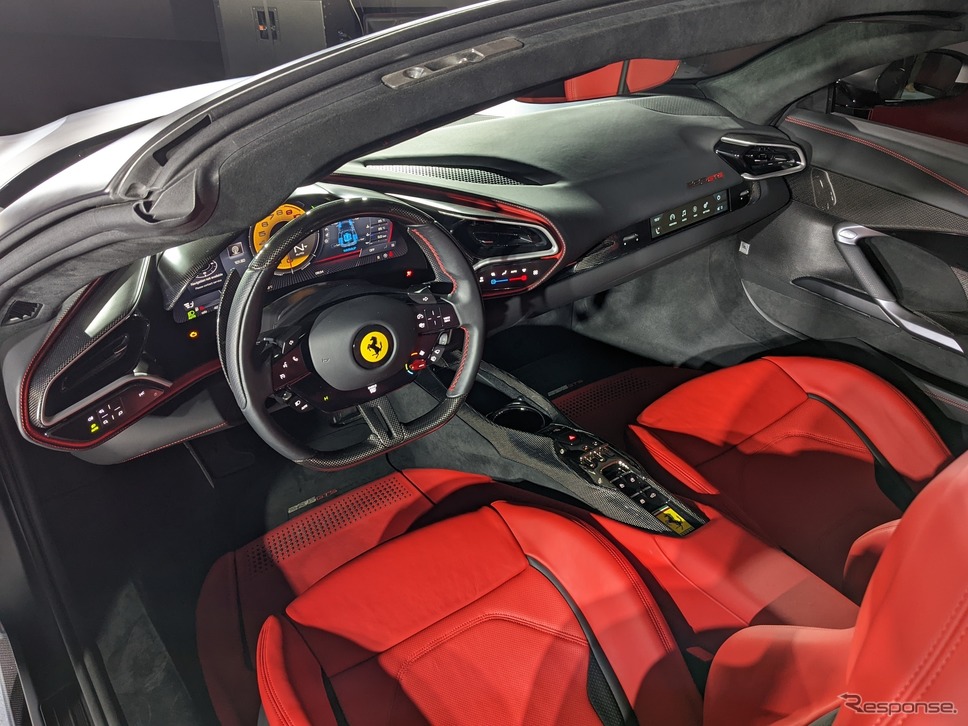 フェラーリ296 GTSの運転席《写真撮影 家本浩太》