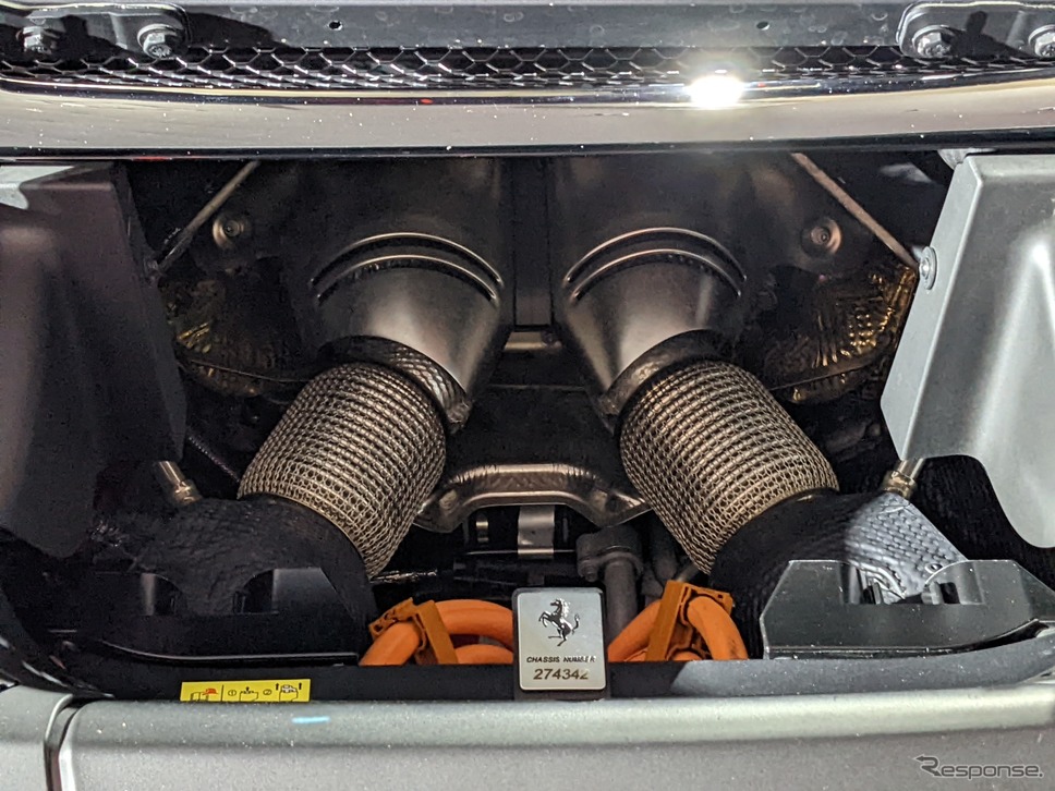 ボディから覗くフェラーリ296 GTSのV6エンジン《写真撮影 家本浩太》