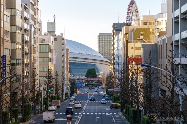 東京ドーム(奥)《写真提供 写真AC》
