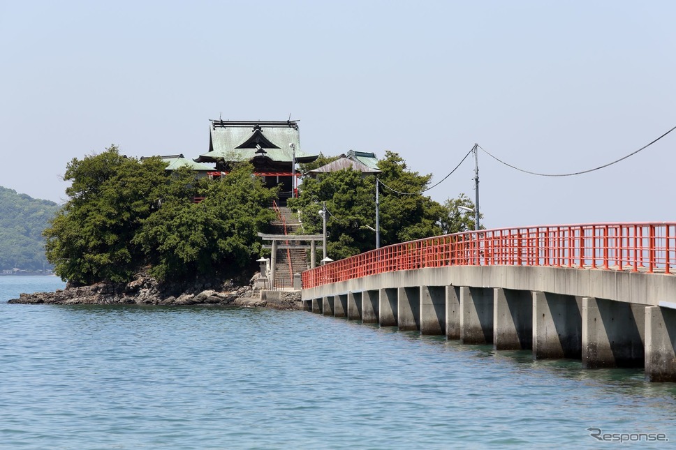 瀬戸内海の津島にある津嶋神社。例大祭時は普段はない橋の床板が取り付けられ、駅から海を渡って本殿へ行くことができる。橋の長さは250m程度。《写真提供 写真AC》