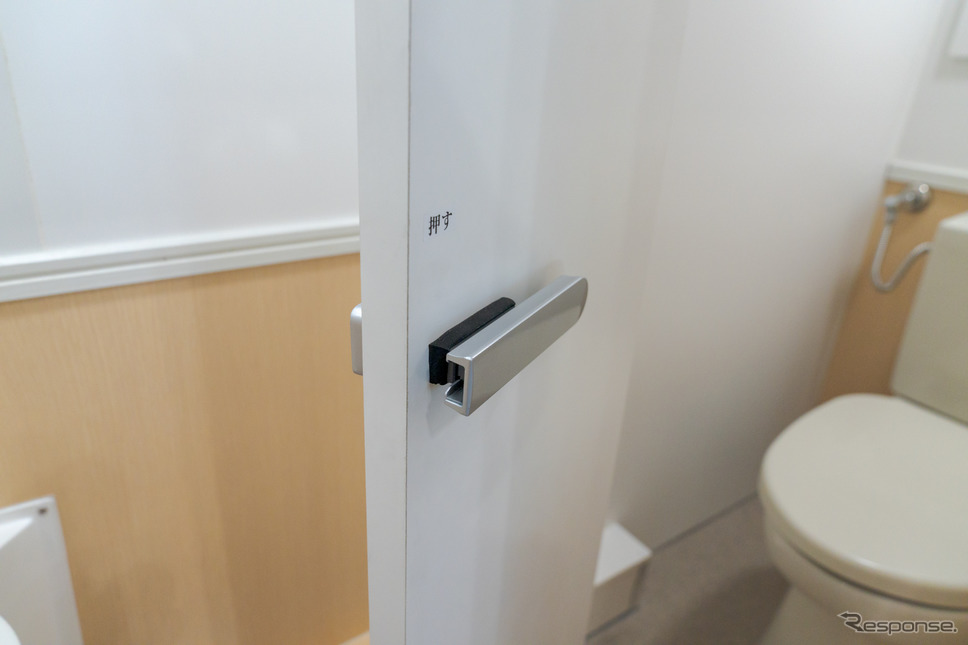 扉のロック部分にセンサーが内蔵され、使用状況もクラウドで管理されるため、トイレの空き室状況を表示する電光掲示板などを設置できる。《写真撮影 関口敬文》