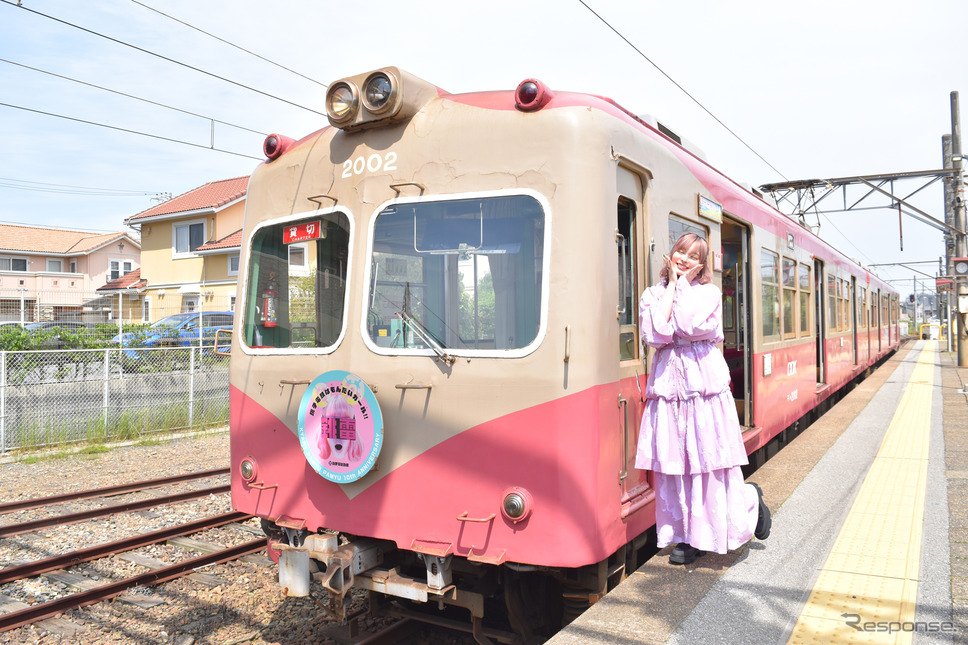 5月にはタレントのきゃりーぱみゅぱみゅが訪れ、「問題だらけの“もんだいがある”きゃりー電車」に乗車。攻めの姿勢で話題に事欠かない銚子電鉄の快進撃が今後も続きそうだ。《写真提供 銚子電気鉄道》